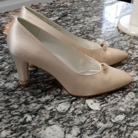 Stuart Weitzman - Picture 4 of 11